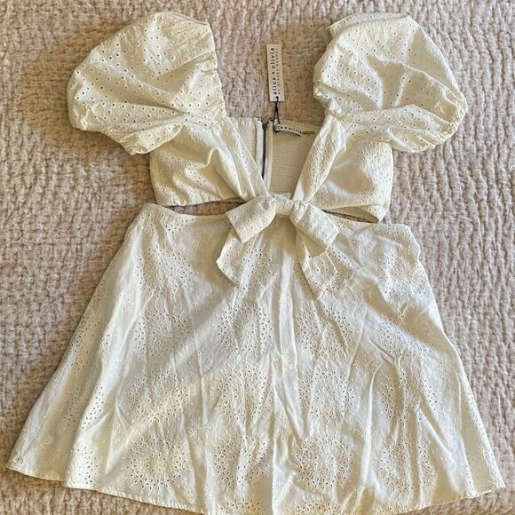Alice + Olivia Dresses & Skirts - White Eyelet Puff Sleeve Dress